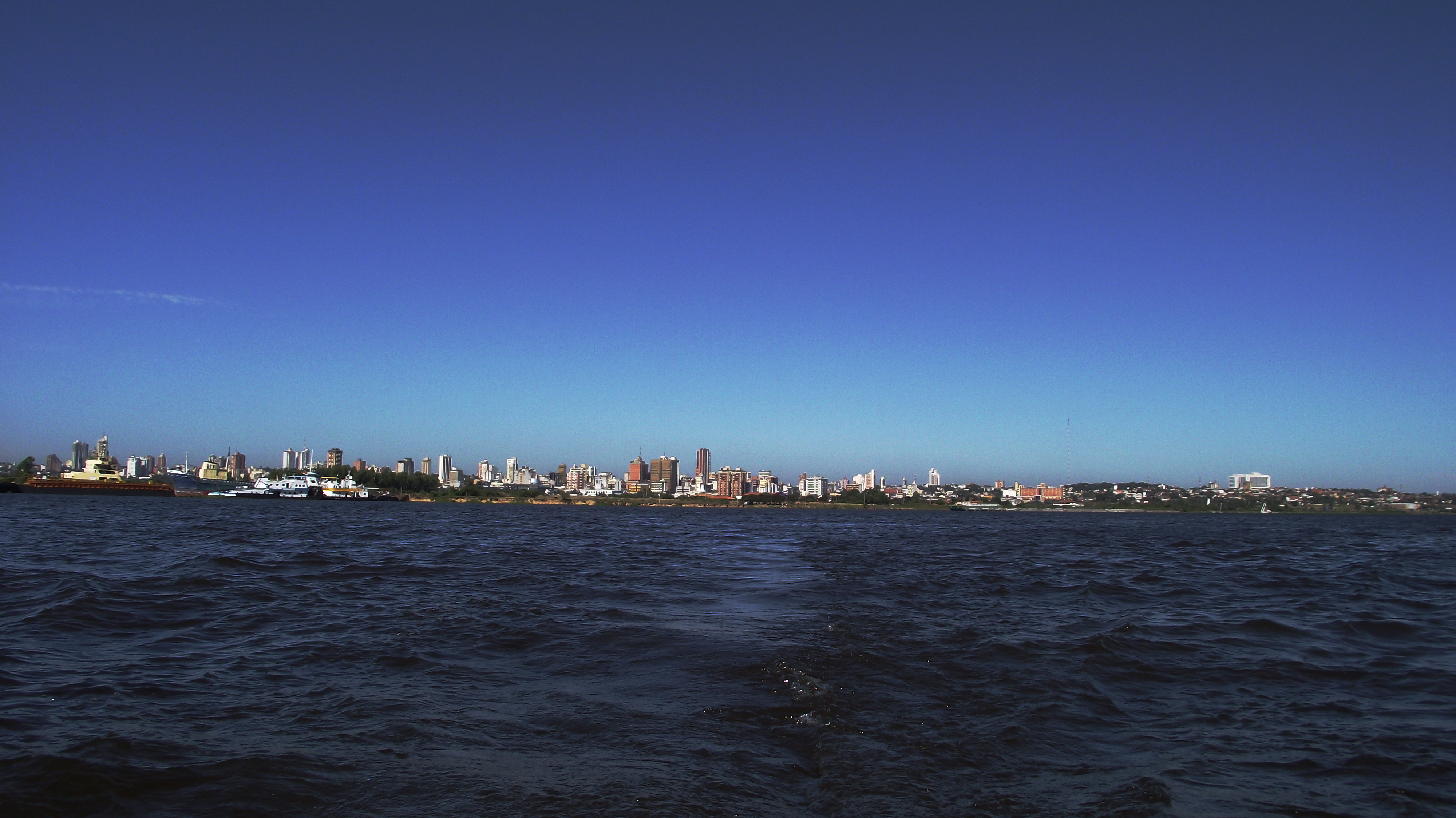 Actualmente la Bahía se sitúa en el límite norte de la ciudad de Asunción, la capital de Paraguay(Distrito de la Capital). La bahía está separada del gran río Paraguay por el Banco San Miguel, una angosta península de tierras bajas que se ubica en el límite de dos distintas regiones, geográficas y ecológicas, del Paraguay: el bajo Chaco (región Occidental) y el Bosque Atlántico (región Oriental), y la ciudad de Asunción. Su importancia cultural y ambiental se conjugan por su contexto histórico; así como ser uno de los centros más importantes para la fundación de otras ciudades sudamericanas y por asentar dos de las reservas ecológicas más importantes las cuales son el Banco San Miguel y la Bahía de Asunción de las cuales se totalizan en 375 hectáreas. Fue calificada como Área importante para la conservación de las Aves (IBAS) y se encuentra dentro de la Red Hemisférica para la conservación de aves playeras (WHSRNR) y posee las características para ser declaradas como sitio Ramsar.