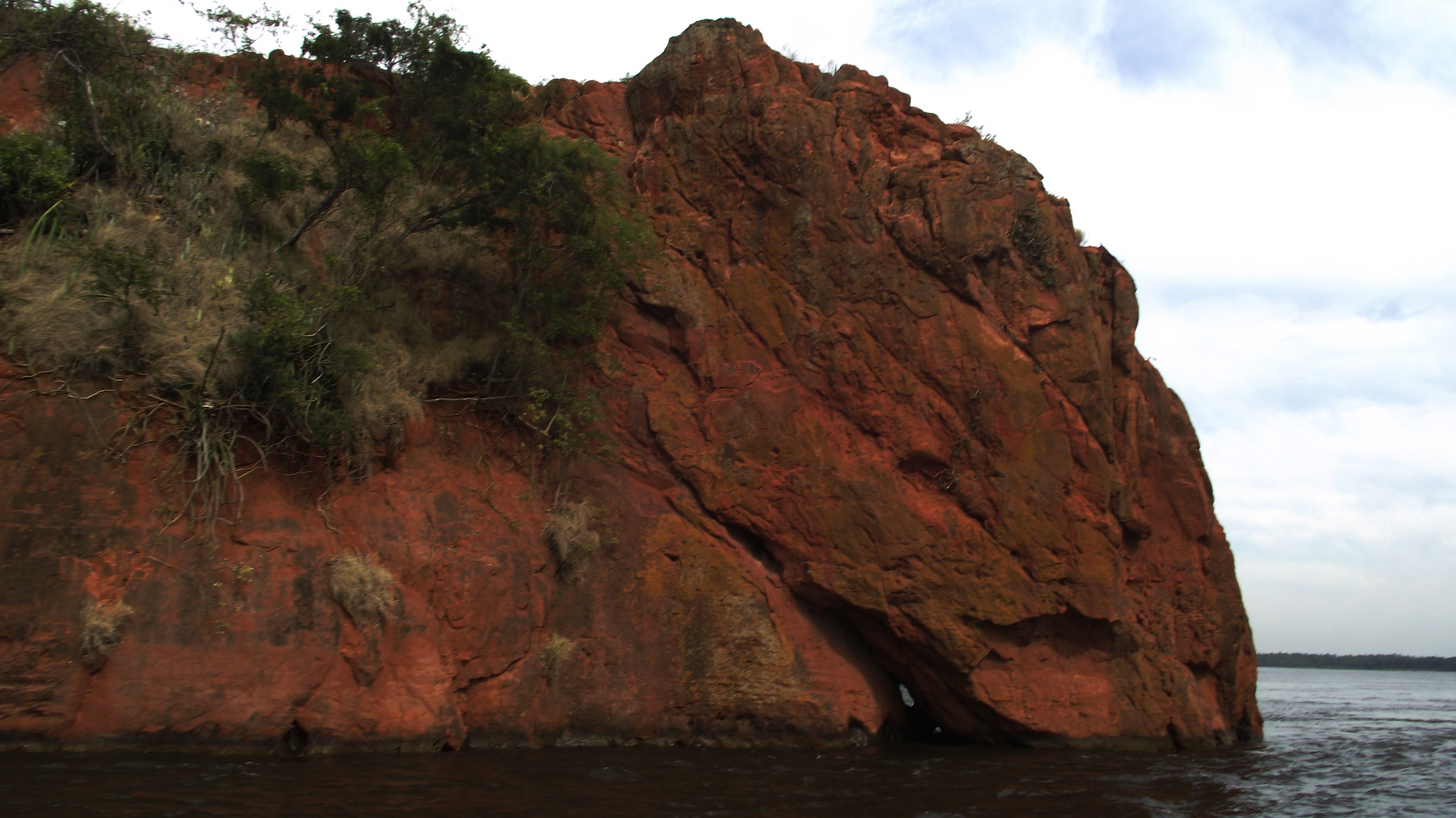 n punto muy interesante es poder conocer la Piedra roja saliente en Itá Pytapunta, las cuales en sus proximidades se asentaron baterías para la fundación de Asunción. Fue la señal anotada en el libro de viaje de Juan de Salazar. La roca saliente de Itá pyta punta, era la señal que marcaba la llegada a la capital en la época en que la navegación fluvial era la principal vía de comunicación de Paraguay con el mundo viniendo del Sur. Durante la Guerra de la Triple Alianza era el mirador del sistema defensivo de Asunción.